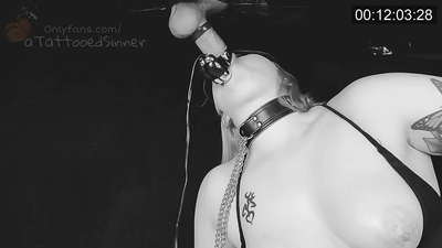 Hübsches Mädchen mit perfekten Titten am Gloryhole